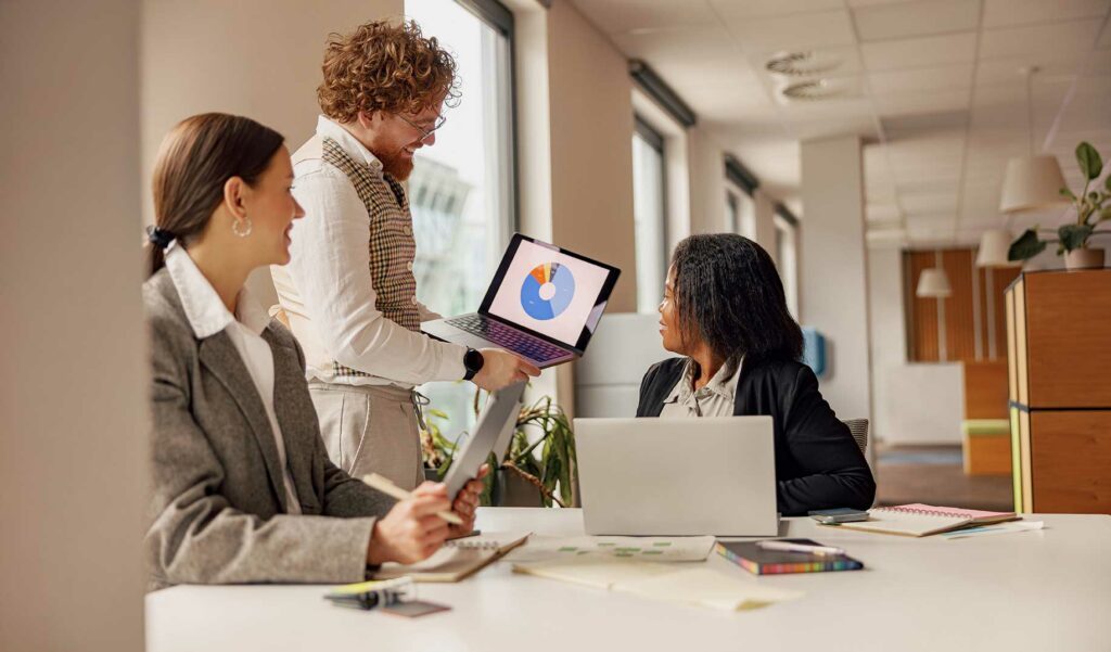 Réunion d’équipe analysant un planning pour anticiper la coordination d’un événement professionnel à Angers