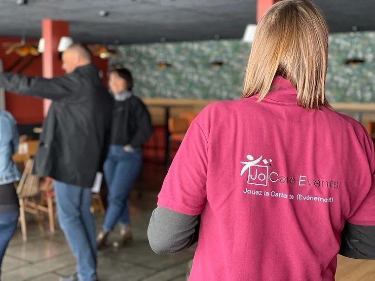 Coordinatrice Jo Care Events supervisant la préparation d'un événement en salle